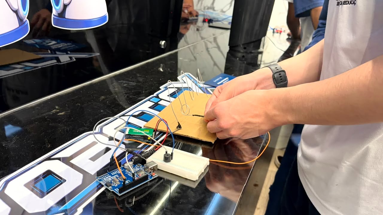 Protótipo sendo montado com Arduino, buzzer e estrutura de papelão