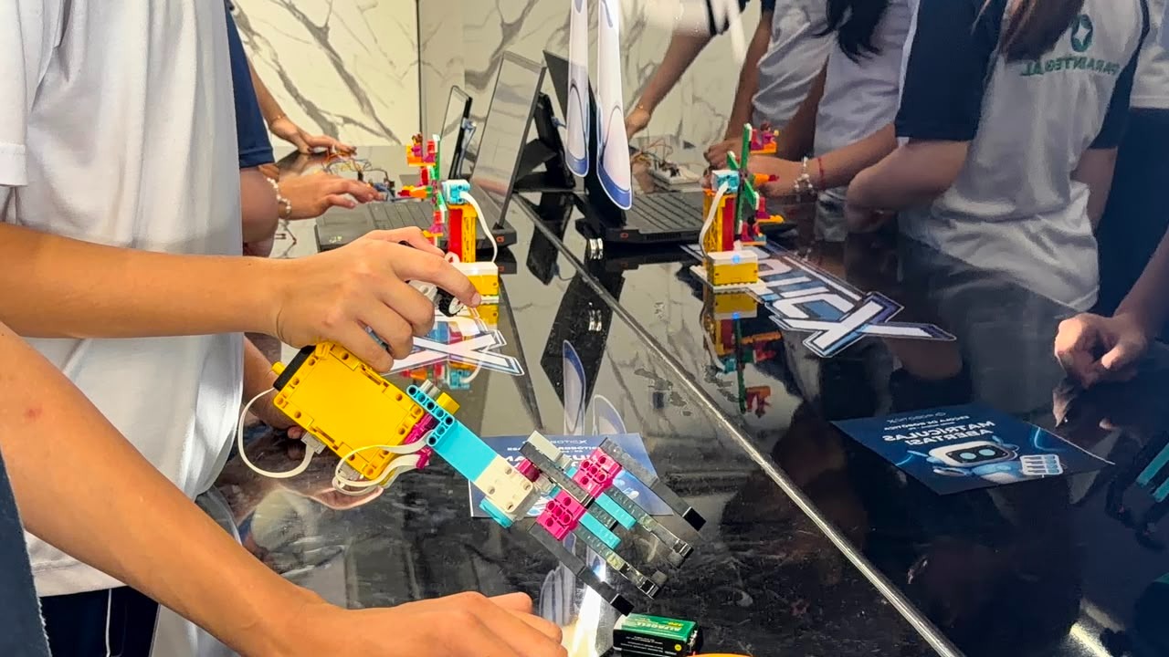 Alunos montando robôs coloridos com kits LEGO Education